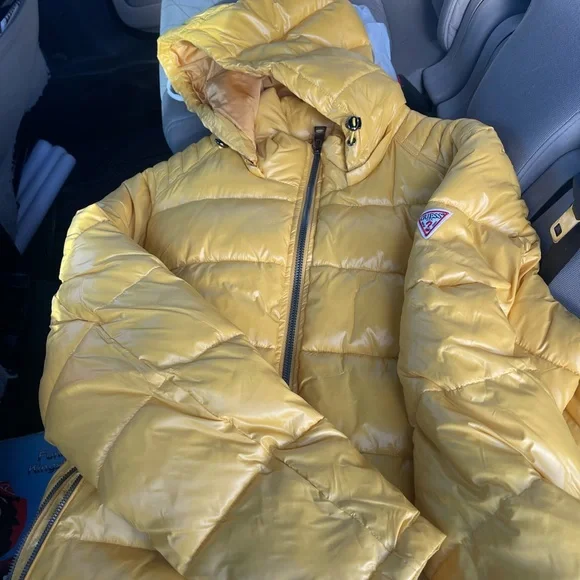 Brand new never worn guess puff down jacket